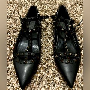 Preowned Size 38.5 Valentino rock stud t strap flats.
